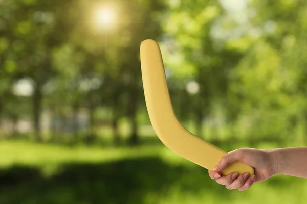 Mulher Segurando Boomerang Amarelo Livre Close Espaço Para Texto — Fotografia de Stock