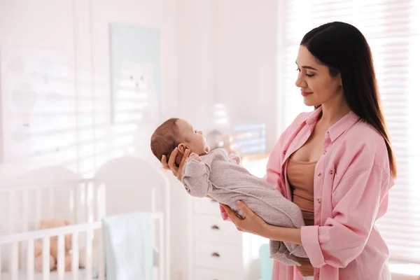 Ung Kvinna Med Sin Söta Bebis Hemma Utrymme För Text — Stockfoto