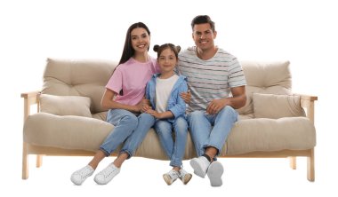 Mutlu aile beyaz arka planda rahat koltukta dinleniyor.