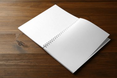 Tahta masadaki boş kağıt broşürü. Tasarım için model