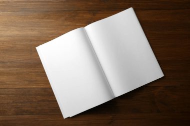 Ahşap masanın üstünde boş bir broşür aç. Tasarım için model