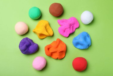Yeşil arka planda renkli plastikler, düz yatış
