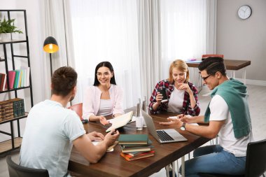 Gençler kütüphanede grup projesini tartışıyorlar