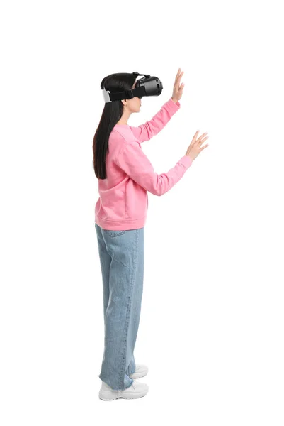 Жінка Використовує Гарнітуру Віртуальної Реальності Білому Тлі — стокове фото