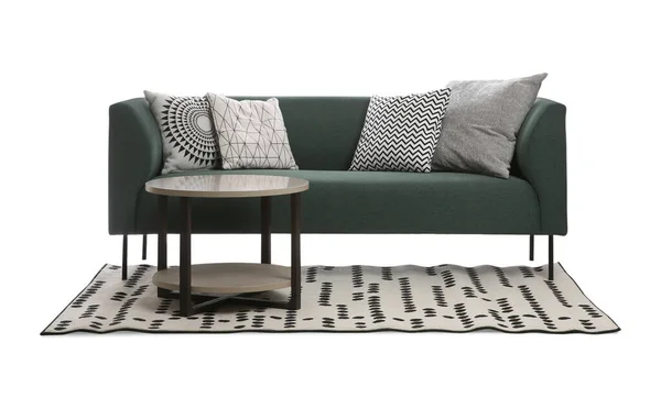 Sofá Verde Confortável Com Almofadas Mesa Tapete Sobre Fundo Branco — Fotografia de Stock
