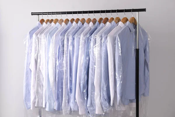 Hangers Met Shirts Droge Reiniging Plastic Zakken Rek Tegen Een — Stockfoto