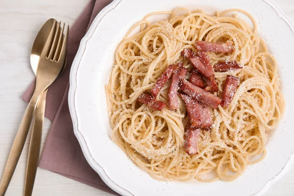 Delicious Carbonara Pasta Served White Wooden Table Flat Lay — Stock Photo, Image