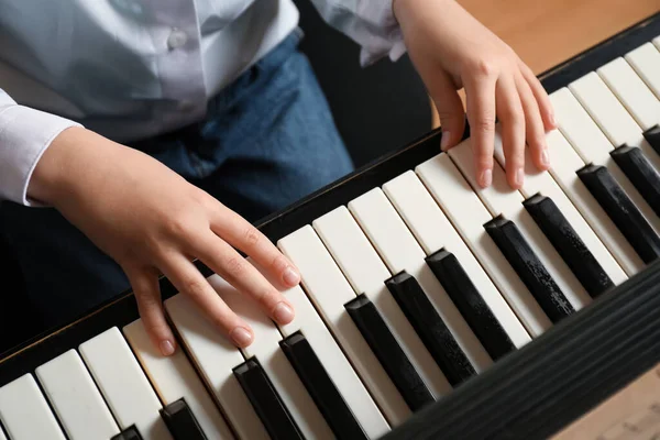 Niño Tocando Piano Arriba Vista Clase Música —  Fotos de Stock