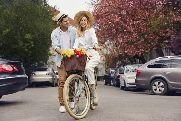 Charmant Couple Avec Vélo Fleurs Sur Rue Ville — Photo