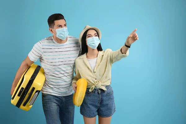 의료용 마스크를 관광객 배경을 가지고 있습니다 코로나 바이러스 유행병 유행하는 — 스톡 사진