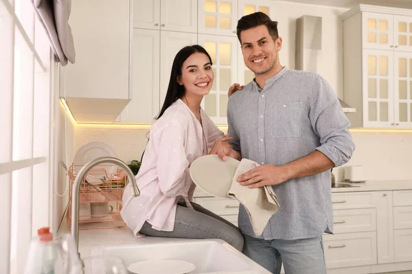 Mutfakta Temiz Tabakları Olan Mutlu Bir Çift — Stok fotoğraf