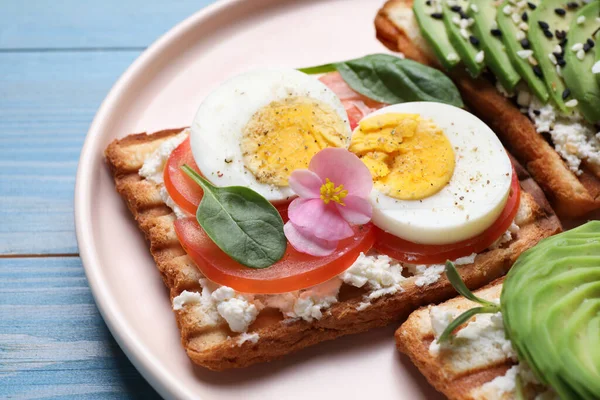 Läcker Smörgås Med Ost Ägg Och Tomat Ljusblått Träbord Närbild — Stockfoto