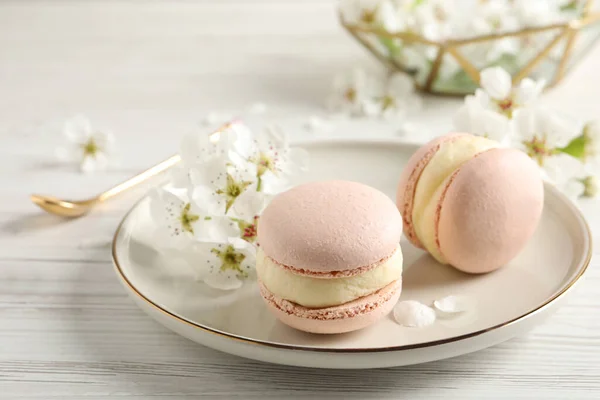 Deliciosos Macarons Rosa Flores Mesa Madeira Branca — Fotografia de Stock