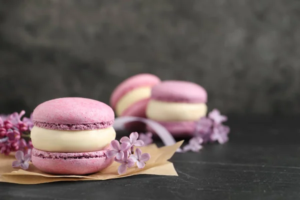 Delicioso Macaron Violeta Flores Lilás Mesa Preta Close Espaço Para — Fotografia de Stock