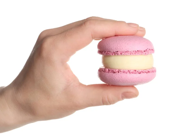 Mulher Segurando Delicioso Macaron Rosa Fundo Branco Close — Fotografia de Stock