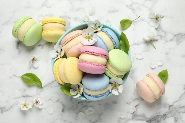 Deliciosos Macarones Coloridos Flores Mesa Mármol Blanco Puesta Plana —  Fotos de Stock