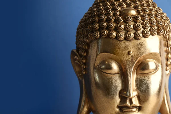 Bela Escultura Dourada Buda Fundo Azul Close Espaço Para Texto — Fotografia de Stock
