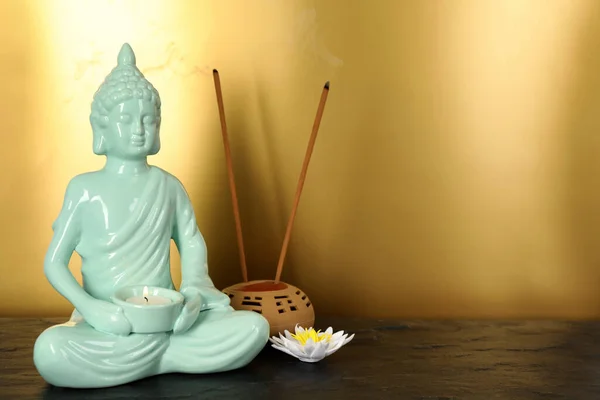 Estátua Buda Com Vela Acesa Perto Flor Lótus Paus Incenso — Fotografia de Stock