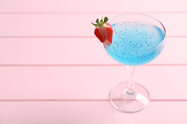 Savoureux Cocktail Bleu Clair Sur Table Bois Rose Espace Pour — Photo