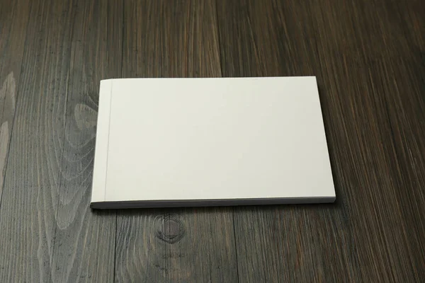 Tahta Masadaki Boş Kağıt Broşürü Tasarım Için Model — Stok fotoğraf