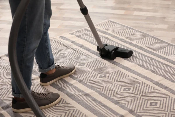 Hombre Alfombra Limpieza Con Aspiradora Casa Primer Plano —  Fotos de Stock