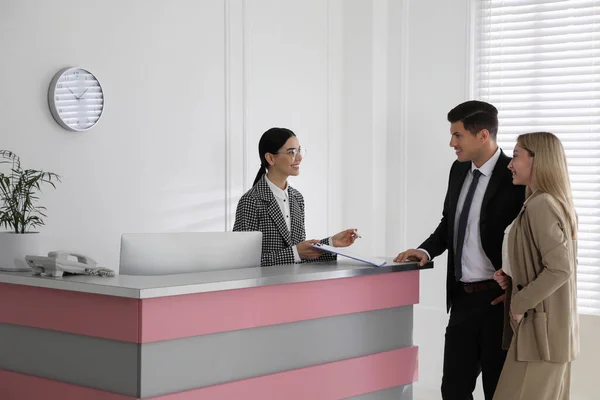 Empfangsdame Arbeitet Mit Kunden Der Arbeitsplatte Büro — Stockfoto