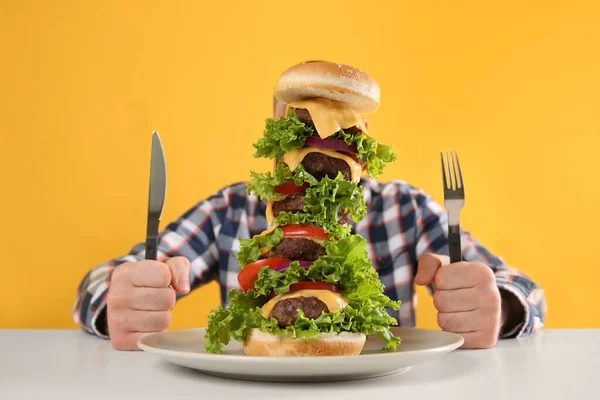 Homem Com Fome Com Talheres Hambúrguer Enorme Mesa Branca Fundo — Fotografia de Stock