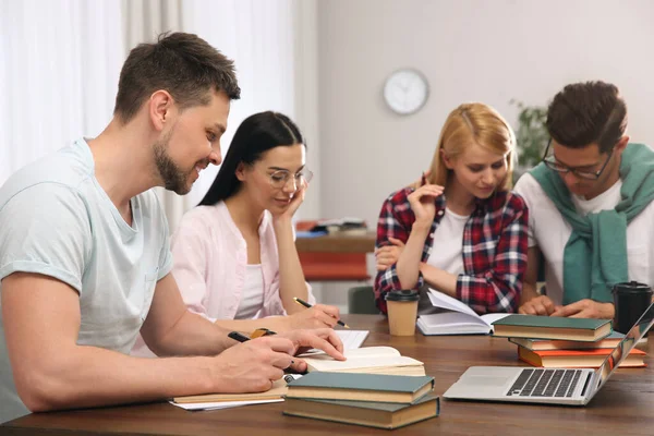 Ungdomar Diskuterar Gruppprojekt Vid Bordet Biblioteket — Stockfoto