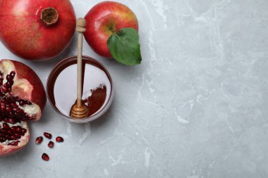 Tatlım, nar ve elmalar gri mermer masada, düzlük ve yazı için yer var. Rosh Hashana tatili