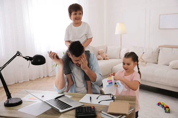 Overwhelmed Man Combining Parenting Work Home — Stock Photo, Image