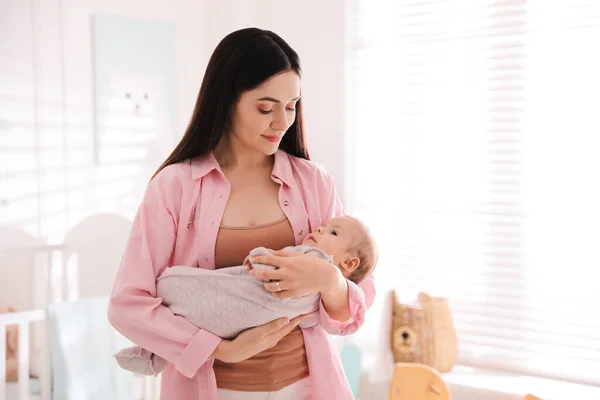 Ung Kvinna Med Sin Söta Bebis Hemma Utrymme För Text — Stockfoto