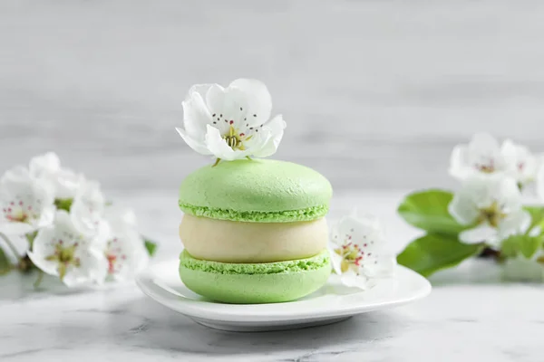 Macaron Verde Flores Mesa Mármore Branco — Fotografia de Stock