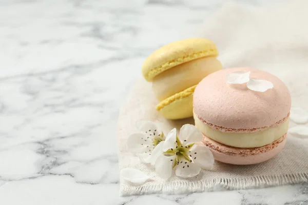 Köstliche Bunte Macarons Und Blumen Auf Weißem Marmortisch Raum Für — Stockfoto