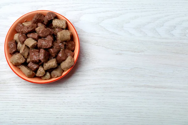 Alimentos Para Animais Estimação Molhados Tigela Alimentação Mesa Madeira Branca — Fotografia de Stock