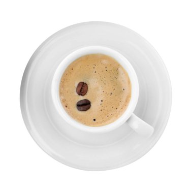 Bir fincan aromatik kahve, beyaz üzerine izole fasulye, üst manzara.