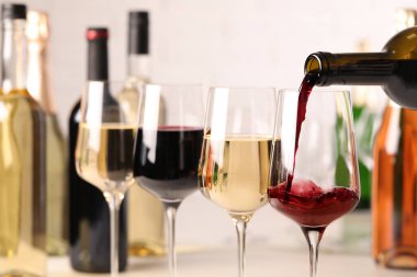 Kırmızı şarabı şişeden cama dök, yakından.