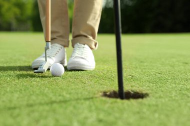 Yeşil sahada golf oynayan kişi, yakın plan.