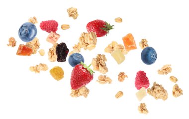 Lezzetli granola, böğürtlen ve kuru meyveler beyaz arka plana düşüyor. Sağlıklı çerez  