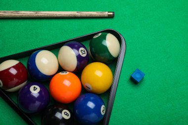 Bilardo masasında top ve ıstaka ile düz kompozisyon