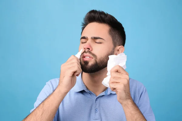 Uomo Che Utilizza Spray Nasale Sfondo Azzurro — Foto Stock