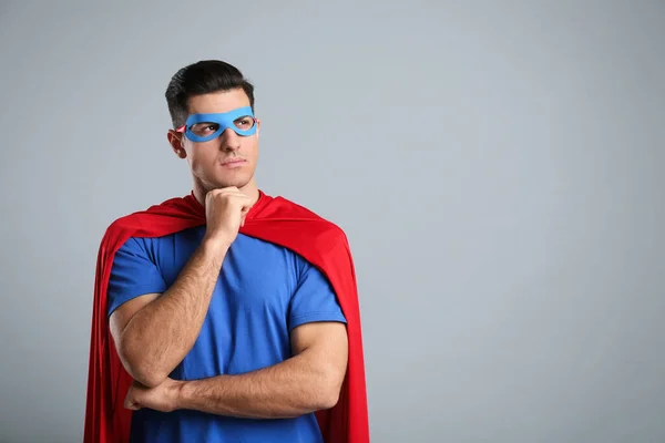 Man Met Superheld Cape Masker Grijze Achtergrond Ruimte Voor Tekst — Stockfoto