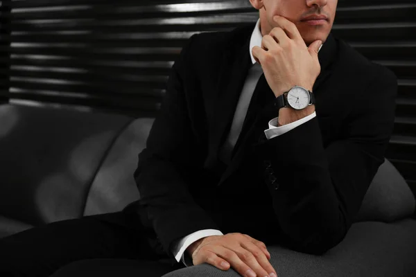 Geschäftsmann Mit Luxus Armbanduhr Drinnen Nahaufnahme — Stockfoto