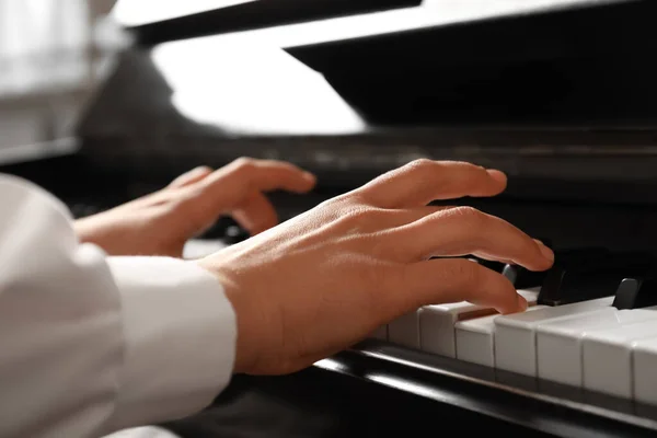 Ung Kvinna Spelar Piano Närbild Musiklektion — Stockfoto