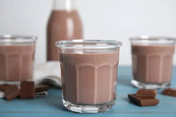 Finom Csokoládé Tej Világoskék Asztalon — Stock Fotó