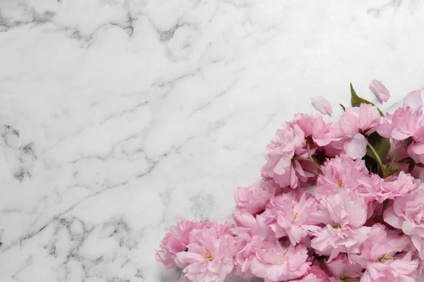 Prachtige Sakura Boom Bloeit Witte Marmeren Tafel Plat Gelegd Ruimte — Stockfoto