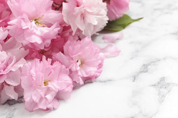 Prachtige Sakura Boom Bloeit Witte Marmeren Tafel Close Ruimte Voor — Stockfoto