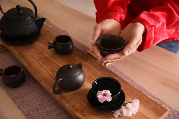 Gast Hält Tasse Frisch Gebrühten Tee Während Der Traditionellen Zeremonie — Stockfoto