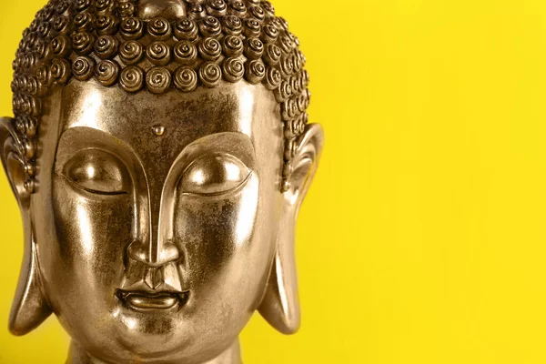 Красивая Золотая Скульптура Будды Желтом Фоне Крупным Планом Пространство Текста — стоковое фото