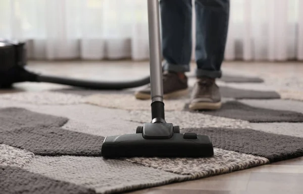 Mann Putzt Teppich Hause Mit Staubsauger Nahaufnahme — Stockfoto