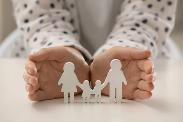 Mulher Com Figura Família Mesa Branca Close — Fotografia de Stock